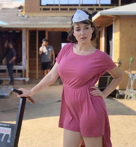 has milana vayntrub ever been nude|The Real Reason The AT&T Commercial Girl Is。